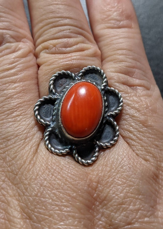 Vintage natural coral and sterling silver ring - image 4