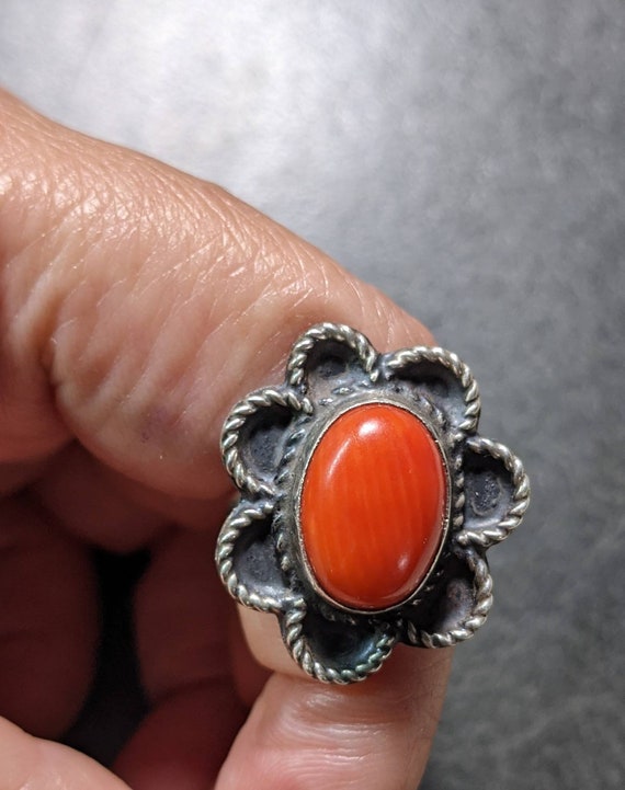 Vintage natural coral and sterling silver ring - image 3