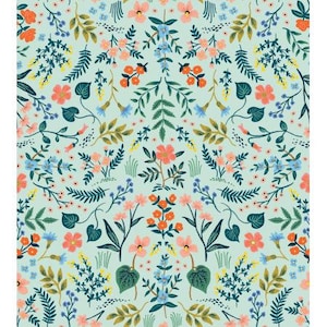 Peut inclure: Motif floral r&eacute;p&eacute;t&eacute; avec des fleurs et des feuilles roses, oranges, bleues et vertes. Le motif est pos&eacute; sur un fond vert d'eau clair, cr&eacute;ant une impression botanique vibrante et d&eacute;taill&eacute;e.