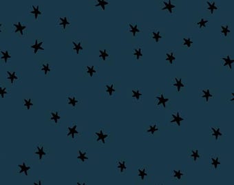 Può includere: Un tessuto blu scuro con un motivo sparso di piccole stelle nere disegnate a mano. Una cimosa nera sul fondo mostra il testo "RUBY STAR SOCIETY" in oro, accompagnato da una scala graduata di 17,78 cm con contrassegni bianchi.