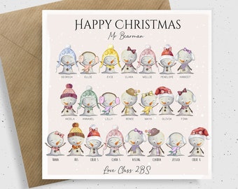 Puede incluir: Una tarjeta de Navidad con un fondo rosa claro con muñecos de nieve ilustrados con sombreros y bufandas. La tarjeta dice "FELIZ NAVIDAD Mr Bearman" y "Love Class 2BS". La tarjeta está dentro de un sobre marrón.
