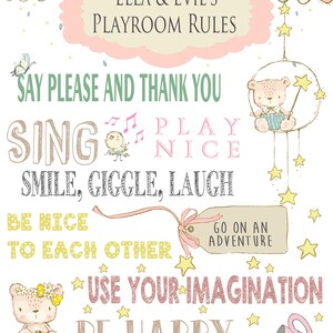 Op de afbeelding: Een grillig bord met regels voor de speelkamer met de tekst "Ella & Evie's Playroom Rules". Het bord bevat illustraties van een beer, sterren en een theekopje. De regels omvatten "Say Please and Thank You", "Sing", "Play Nice" en "Be Happy".