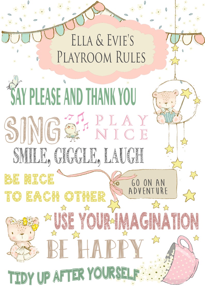 Op de afbeelding: Een grillig bord met regels voor de speelkamer met de tekst "Ella & Evie's Playroom Rules". Het bord bevat illustraties van een beer, sterren en een theekopje. De regels omvatten "Say Please and Thank You", "Sing", "Play Nice" en "Be Happy".