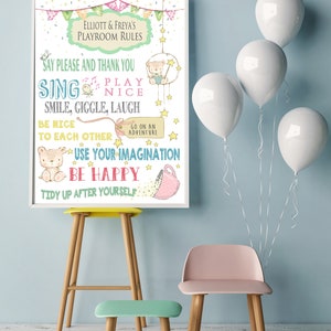 Op de afbeelding: Een ingelijste poster met de tekst "Elliott & Freya's Playroom Rules". De poster bevat illustraties van een beer, sterren en een theekopje. De tekst bevat zinnen als "Zeg alsjeblieft en bedankt", "Zing" en "Wees blij".