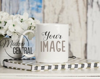 Blanco blanco taza de vidrio Mockup - estilismo de la fotografía de stock en la parte superior de la mesa de madera, taza foto diseño gráfico mock Up, JPG Digital Descargar