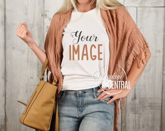 Makieta damskiej koszulki w stylu T-shirt, stylizowana odzież, fotografia stockowa mody na modelu, makieta tła zdjęcia koszulki - damska koszulka