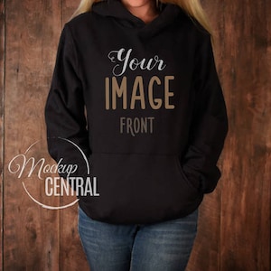 Może przedstawiać: Czarna bluza z kapturem z napisem "Your Image Front" w brązowych literach.