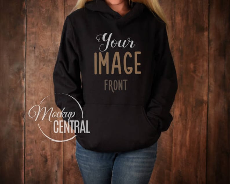 Może przedstawiać: Czarna bluza z kapturem z napisem "Your Image Front" w brązowych literach.