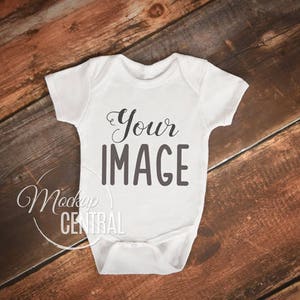 Tom vit babybodymodell, stockbilder i modedesignstil, babymodell - platt, ovanifrån på träbakgrund - JPG-nedladdning