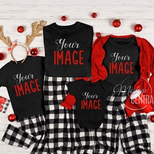 Weihnachtsfamilie T-Shirt Mockup Foto, leer schwarz gestaltete Stock Fotografie, Weihnachtsmock Up Shirts, Ansicht von oben flach liegend, JPG Vorlage