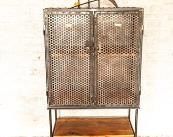 WERKSTATTSCHRANK EISENSCHRANK INDUSTRIESCHRANK Rowac Werkzeugschrank Metallschrank Vintage Design Nieten Loftmöbel Rivet