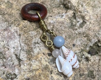 Anello per dreadlock a forma di conchiglia con angelite e quarzo rosa