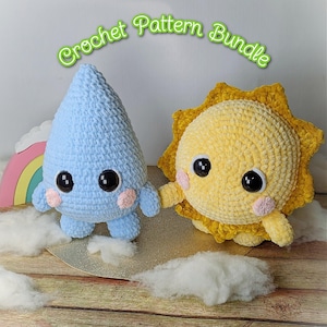 以下が含まれることがあります： 青い雨粒と黄色い太陽のぬいぐるみ用の編み物パターンバンドル。おもちゃは大きな目とピンクの頬をしています。