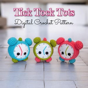 Könnte beinhalten: Drei gehäkelte Uhrenspielzeuge in Blau, Grün und Rosa, jeweils mit weißem Zifferblatt und schwarzen Augen. Die Uhren haben kleine Füße und ohrähnliche Merkmale. Der Text "Tick Tock Tots Digital Crochet Pattern" wird über den Uhren angezeigt.