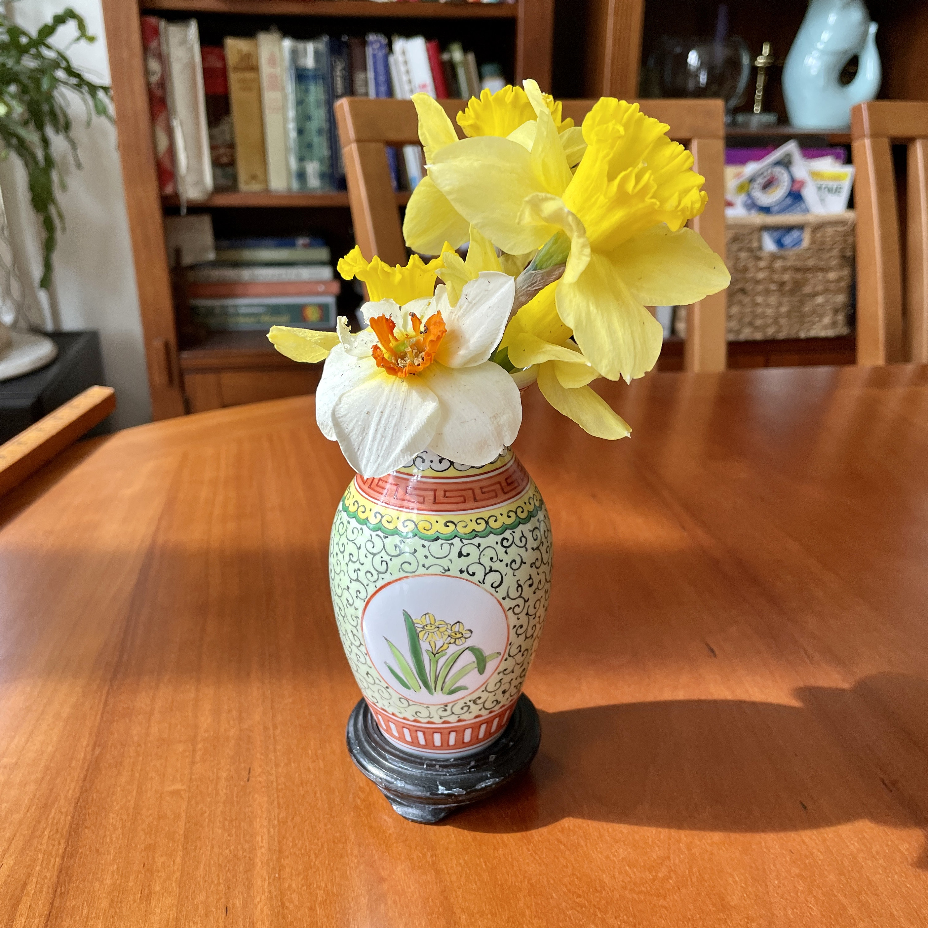 木製スタンドのアジアン・ラッパスイセンの花瓶 - Etsy 日本