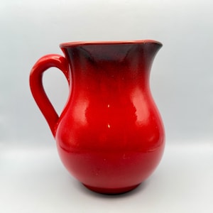 Vintage-Krug aus roter Ombré-Keramik, italienisch: Wohnaccessoires
