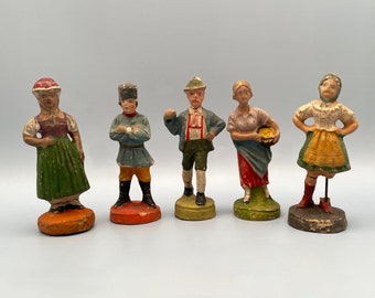 Vooroorlogse Elastolin of Lineol Putz Village People Figures, kleine in Duitsland gemaakte inheemse kostuumfiguren