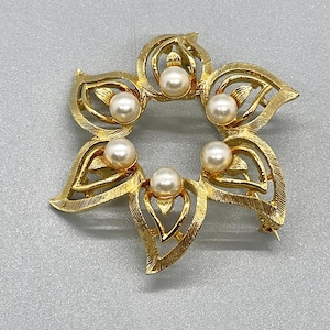 Broche fleur en or Lisner Mid-Century