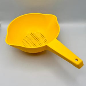 Yellow Tupperware Quart Colander Strainer