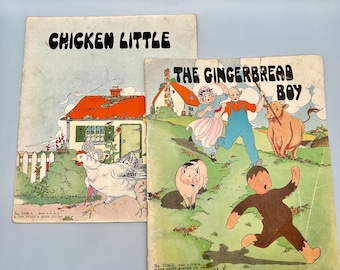 Puede incluir: Dos libros infantiles antiguos, "Chicken Little" y "The Gingerbread Boy". La portada del libro "Chicken Little" presenta una ilustración de dibujos animados de una gallina, una casa y el título en letras negras en negrita. La portada de "Gingerbread Boy" muestra a un niño corriendo, gente, un cerdo y una vaca.