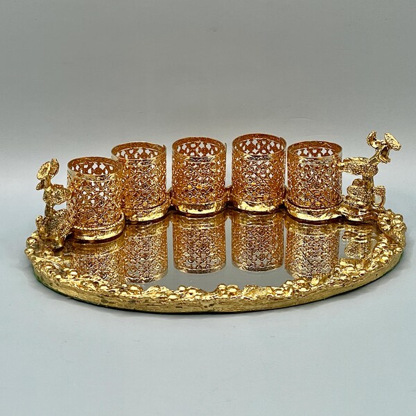 Estuche para pintalabios vintage con forma de caniche de Sam Fink sobre bandeja con espejo