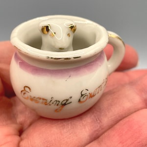 Vintage beeldje in pot met kleine hond in kamer