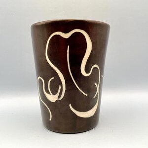 Jarrón o taza de cerámica marrón pequeño