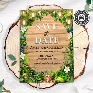 Op de afbeelding: Save the Date huwelijksuitnodiging met een rustieke houten achtergrond en groen gebladerte. De tekst luidt "Save the Date, Amelia & Cameron trouwen, 06.29.XX in de trouwzaal, formele uitnodiging volgt."