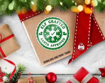 Pode incluir: Um adesivo redondo verde e branco com o texto "Elf Crafted Santa Approved" e um desenho de floco de neve. O adesivo está em uma embalagem marrom com o texto "Download and Print Today".