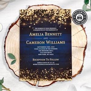 Pode incluir: Um convite de casamento com um esquema de cores azul marinho e dourado. O convite apresenta um fundo de madeira rústica com luzes de corda e uma sobreposição de brilho dourado. O texto diz "A honra da sua presença é solicitada no casamento de Amelia Bennett e Cameron Williams" com a data, hora e local do casamento. O convite também inclui o texto "Recepção a seguir" e um endereço de site.
