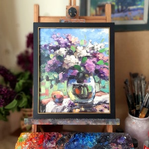 Original pintura al óleo lila bodegón jarra jarrón flores púrpuras manzana paisaje primaveral artista ucraniano pintado a mano imagen arte obra de arte