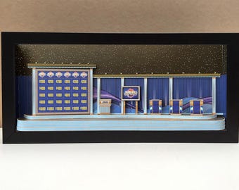 Jeopardy-temapresenter, Jeopardy TV-programpresenter, Jeopardy-memorabilia, Jeopardy-programpresenter, Diorama, Unik väggkonst, Jeopardy