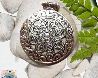 Tibetan silver circular flower pendant necklace
