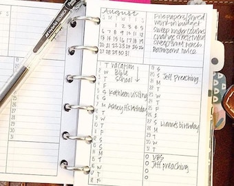 Puede incluir: Un planificador mensual con fondo blanco y líneas negras. El mes de agosto está resaltado con las fechas del 1 al 31. El planificador tiene una lista de tareas y citas para el mes, incluyendo "Vacaciones, Escuela Bíblica, Visita de Kathleen, Cumpleaños de Ashley, Predicación de Jeff, Cumpleaños de Lianne, VBS, Predicación de Jeff".