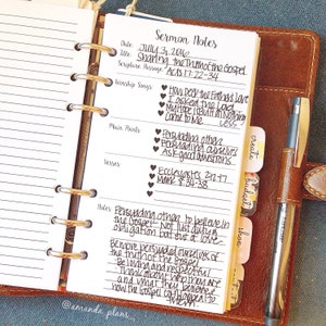 Puede incluir: Primer plano de una página de un diario encuadernado en cuero con notas de sermón escritas a mano. Las notas se titulan "Compartir la verdad del Evangelio" e incluyen referencias bíblicas, canciones de adoración, puntos principales y versículos. La fecha es el 3 de julio de 2016.