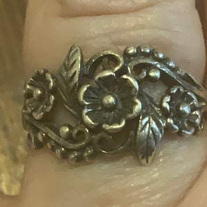 Ring mit Blumen und Blättern, Vintage, Größe 7,5.