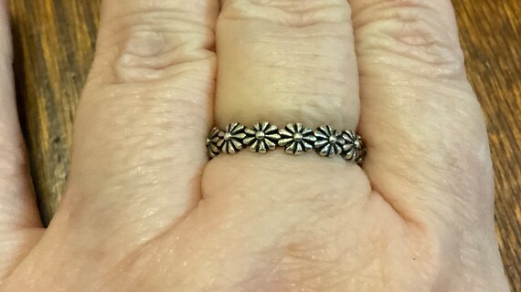 Sterling Silver Daisy Eternity Ring 8.25 - image 1
