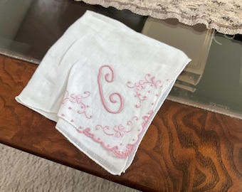 Pañuelo antiguo bordado a mano "C