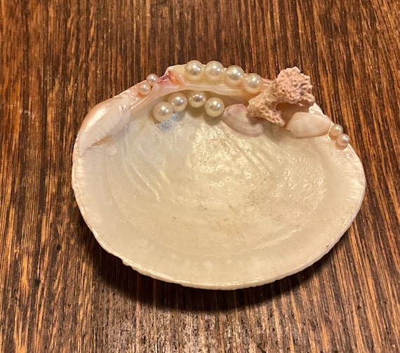 Vintage seashell ring holder - image 1