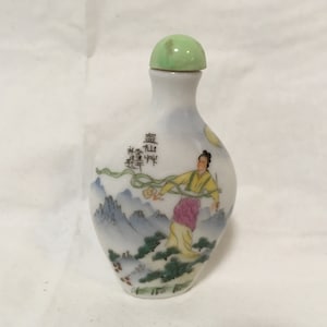 Chinese Glass Hand Painted Snuff Bottle 2.75&quot; Tall ~ Chinese Snuff Bottle (L1)