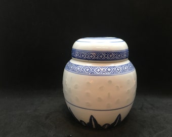 Chinesisches Tienshan feines Porzellan Porzellan klein blau und weiß Reiskorn Reis Auge Ingwer Glas mit Deckel ~ 4,25 &quot;hoch x 4&quot; breit ~ zwei erhältlich