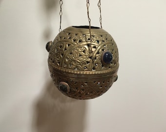 Farol colgante vintage marroquí árabe de latón perforado con forma de globo y cuentas de vidrio de colores.