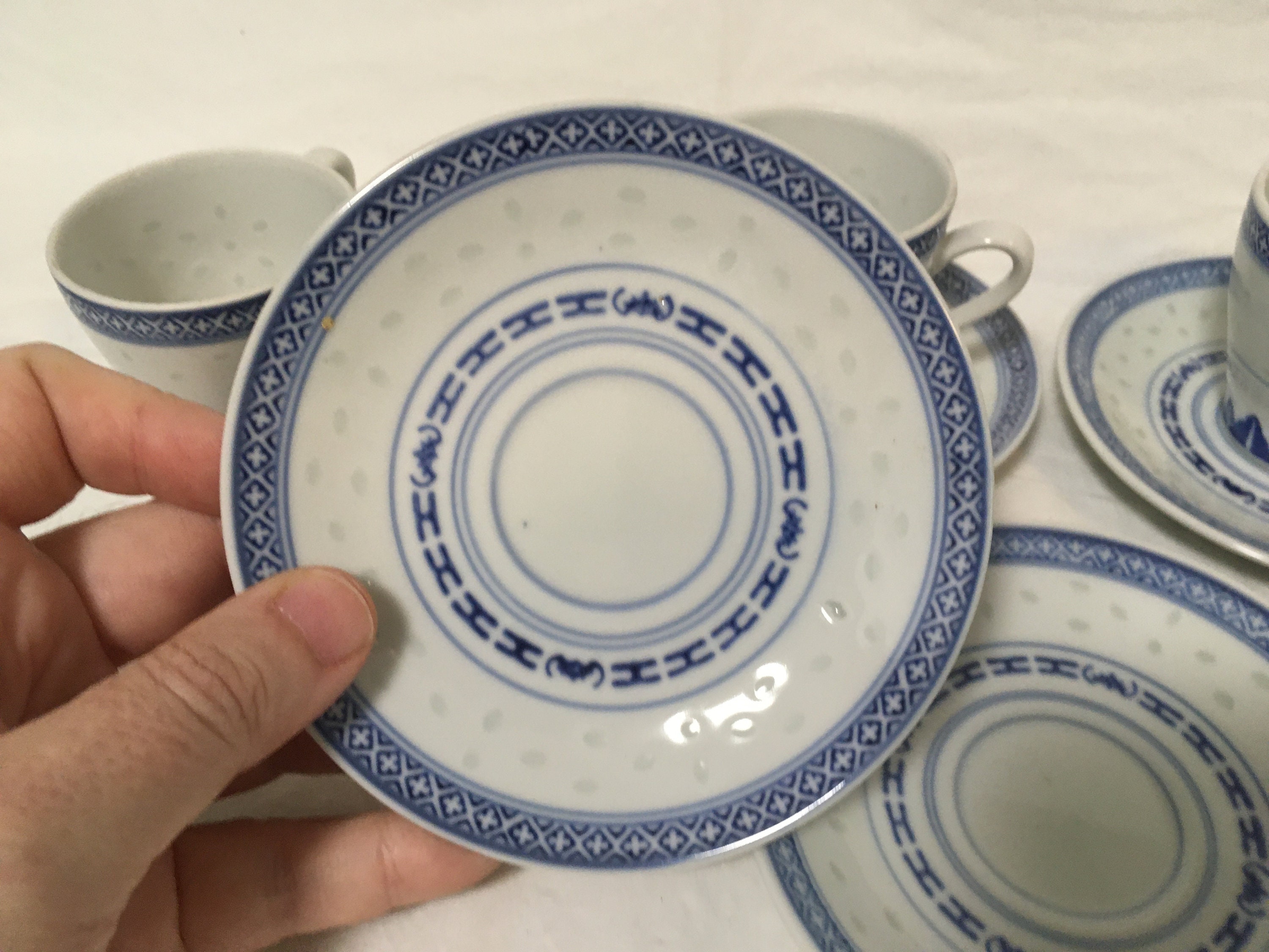 Set Of 4 VINTAGE CHINESE TEA CUPS WHITE & Blue RICE EYE with dragon center EC 