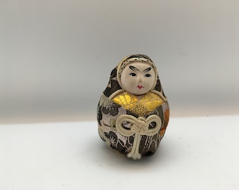 ヴィンテージの和風卵人形、手描きの陶器の顔を持つ布張りのフィギュア