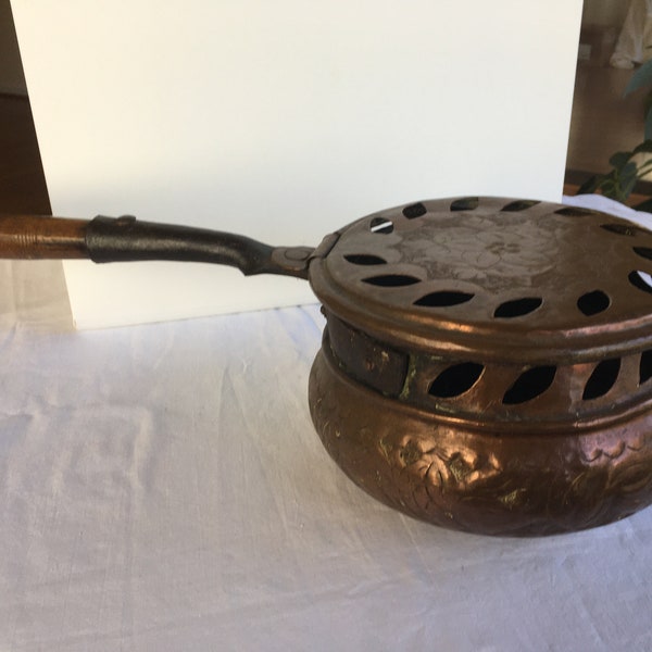 Antiker Bettwärmer/Wärmepfanne aus gehämmertem Kupfer und Holz