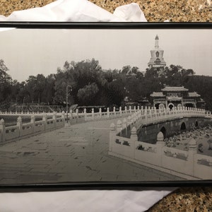 Impressão de foto bordada à máquina em preto e branco com moldura vintage em tecido do Parque Bei Hai em Pequim (Pequim) China ~ década de 1940