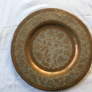 Vintage Indo Islamic Copper Plate ~ Ręcznie rytowany i dziurkowany ~ 15,25&quot; szerokości ~ Wzór kwiatowy