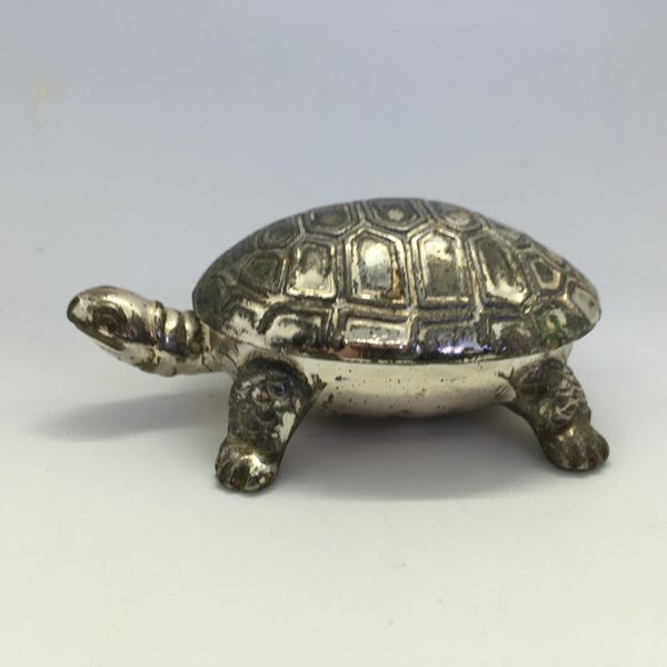Pastillero vintage en forma de tortuga de color plateado