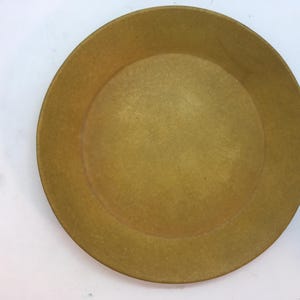 MCM (połowa lat 60.) Bennington Pottery Tawny Mustard Gold Dessert Plate ~ Zaprojektowany przez Yusuke Aida ~ 6,5&quot; (J1)