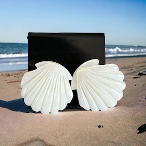 Vintage carved mother of pearl shell earrings resort wear vacation Deadstock NWT